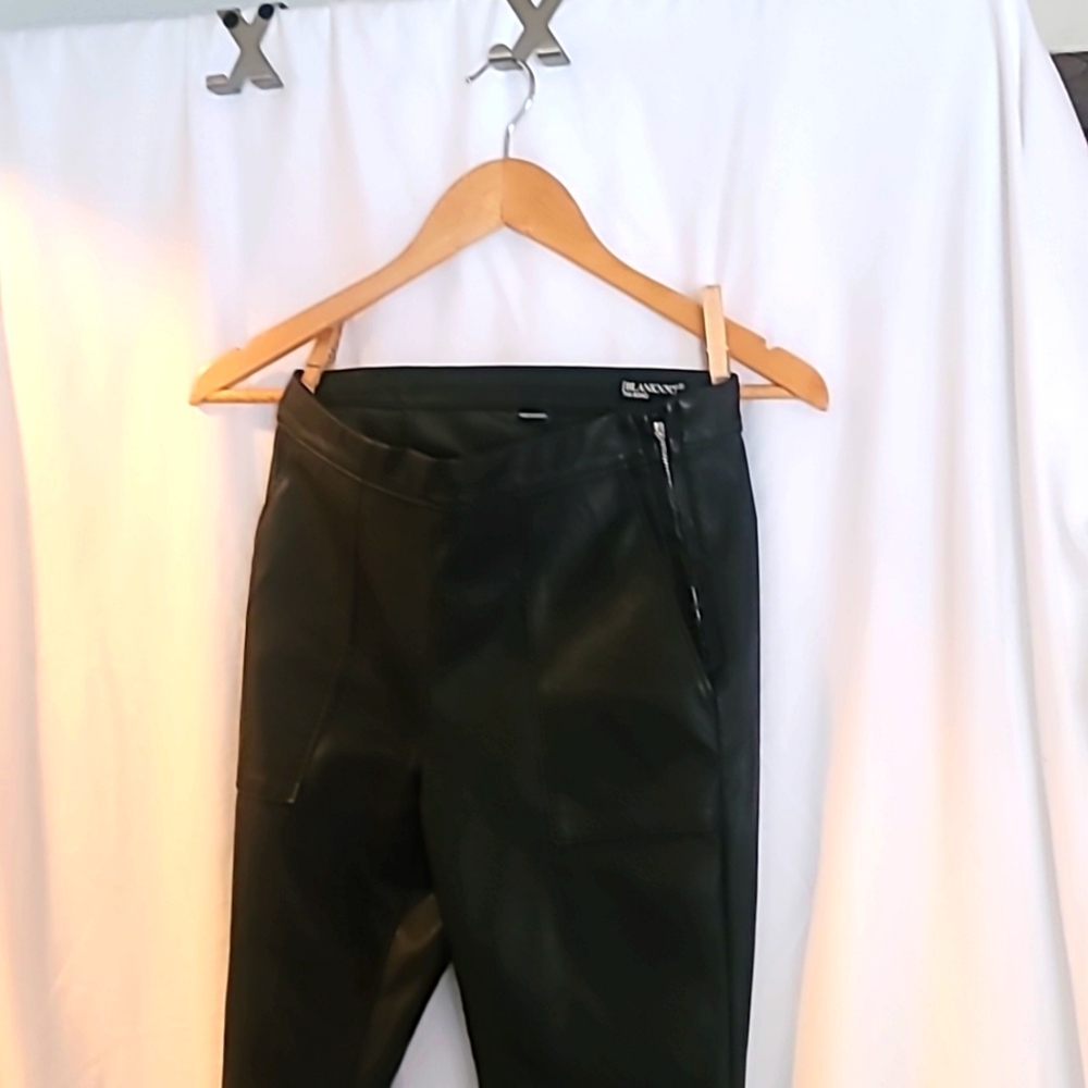 Skinny look,  Leather pants. Side zipper. Black